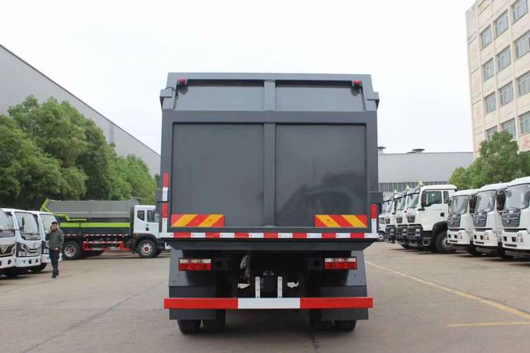 東風D9自裝卸式垃圾車（側(cè)裝掛桶）